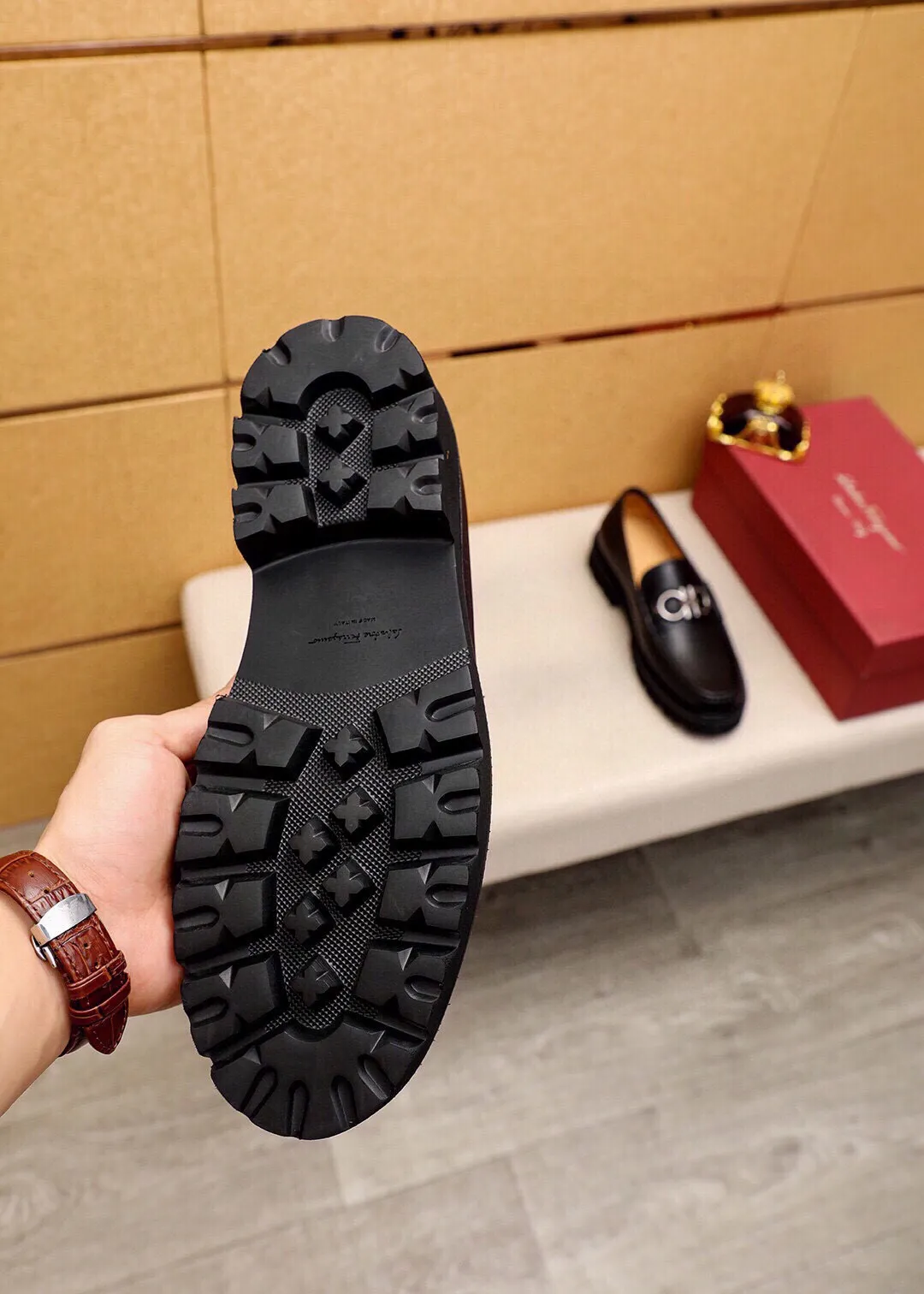 Men's shoes 💰580 💐 Product trademark: Ferragamo "Ferragamo" casual leather shoes Regular size: 38-44 (45.46🉑️customized) Product materials: Selected imported first-layer calfskin upper + luxury hardware buckle, imported water-dyed cowhide leather lining. Strong three-dimensional visual effect, original outsole color: 4⃣️seed leather materials available